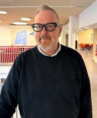 Porträttbild på Gregg Bucken-Knapp