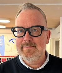 Porträttbild på Gregg Bucken-Knapp